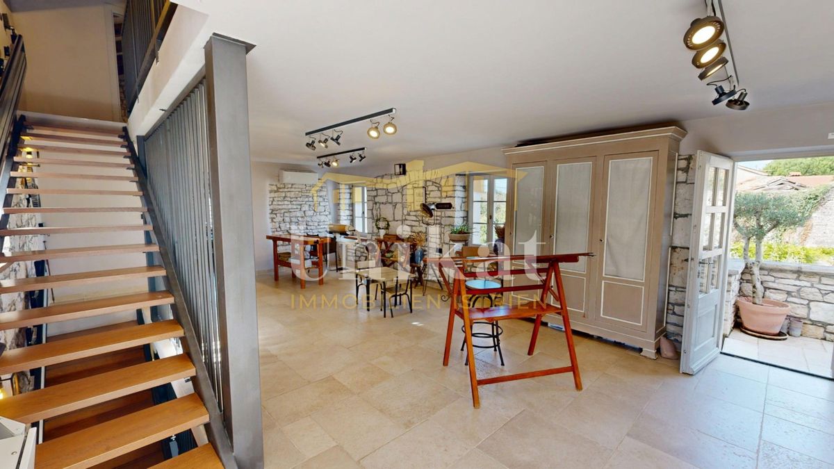 Čudovita posest z dvema kamnitima hišama in bazenom